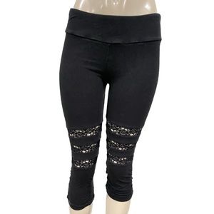 Nomads Hempwear / medium black capris with lace detail on legs